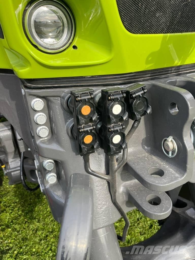 CLAAS AXION 930 Traktori
