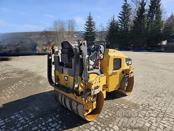 CAT CB24B Asfaltni finišeri