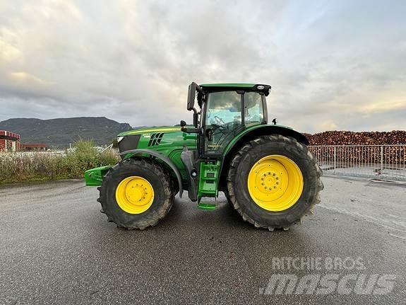 John Deere 6215R Traktori
