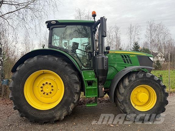 John Deere 6215R Traktori