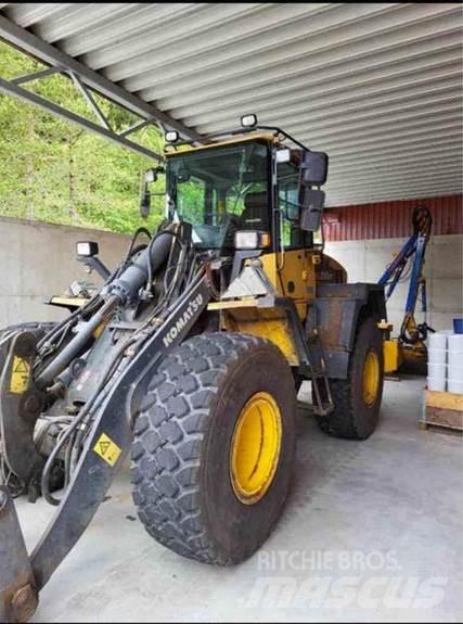 Komatsu WA200 PT Utovarivači na točkove