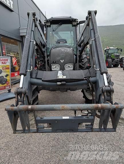 Valtra A83 Traktori
