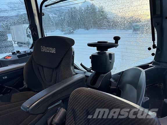 Valtra T235 Traktori