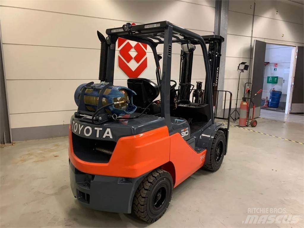 Toyota 02-8FGF30 Plinski viljuškari