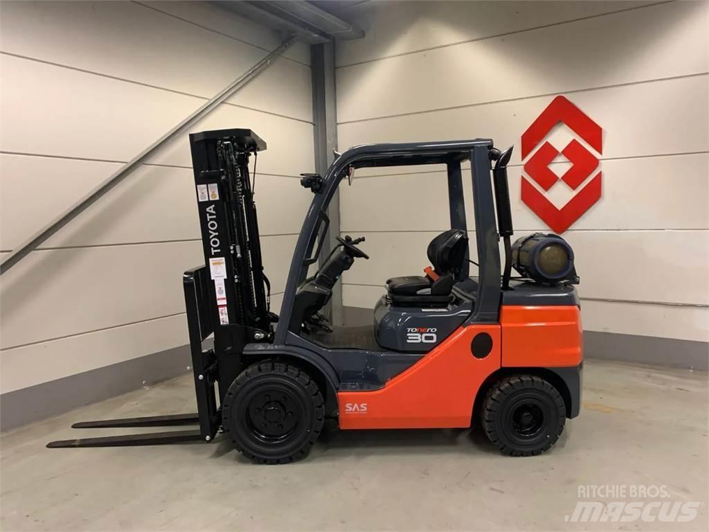 Toyota 02-8FGF30 Plinski viljuškari