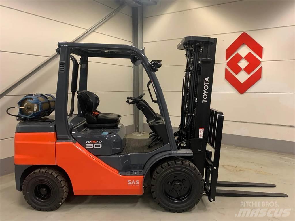 Toyota 02-8FGF30 Plinski viljuškari