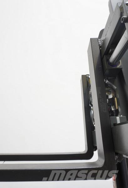 Combilift WR4 Viljuškari sa 4-stranskim dohvatom