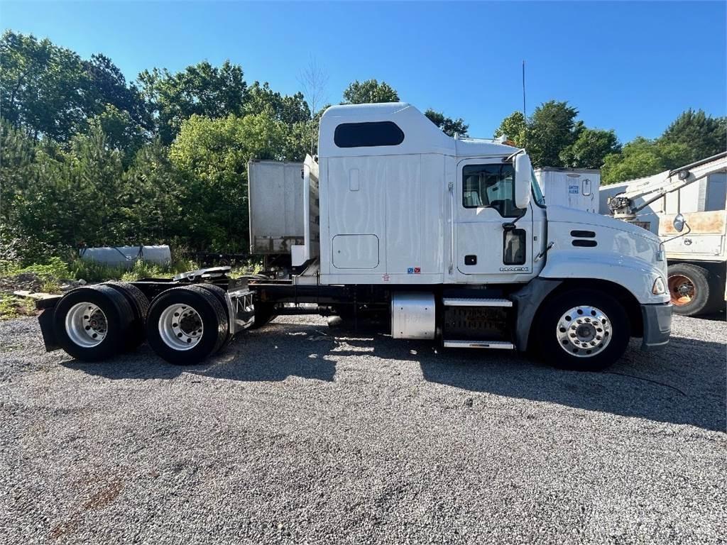 Mack CXU613 Tegljači