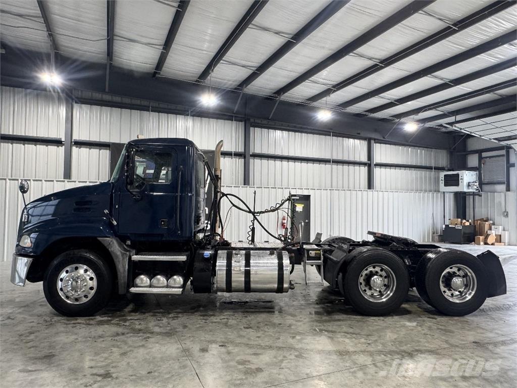 Mack CXU613 Tegljači