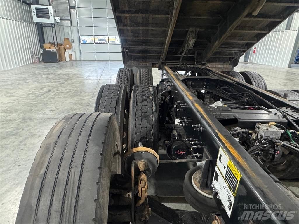 Mack GU433 Kiperi kamioni