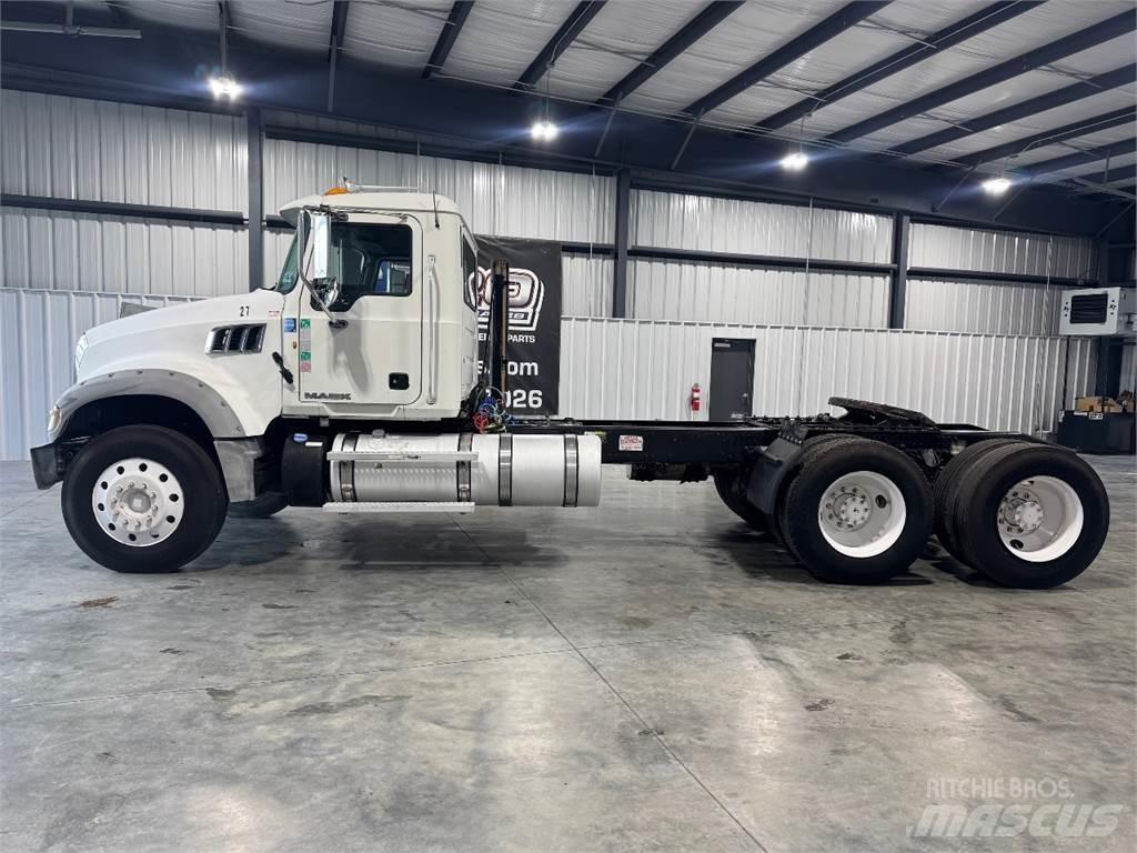 Mack GU713 Tegljači