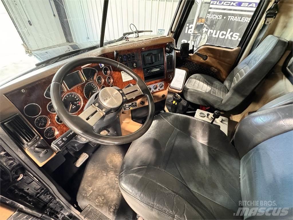 Mack GU713 Kiperi kamioni
