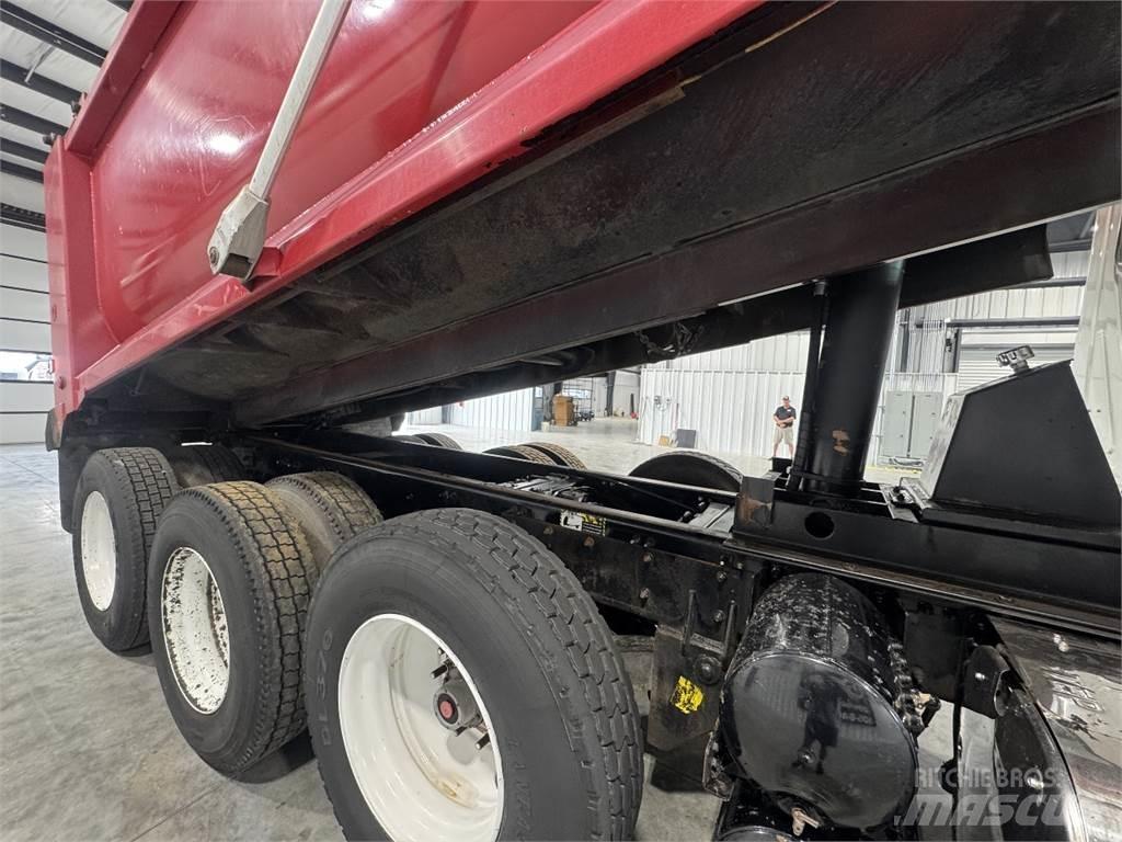 Mack GU713 Kiperi kamioni