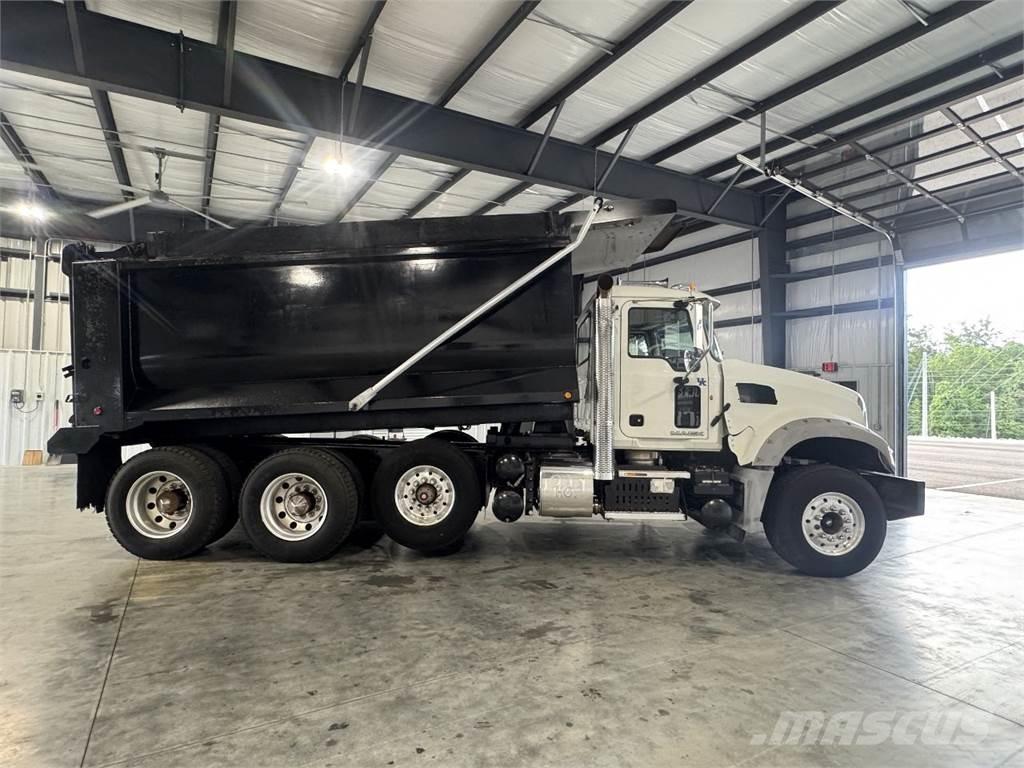 Mack GU713 Kiperi kamioni