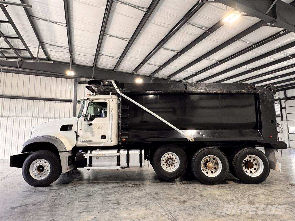 Mack GU713 Kiperi kamioni