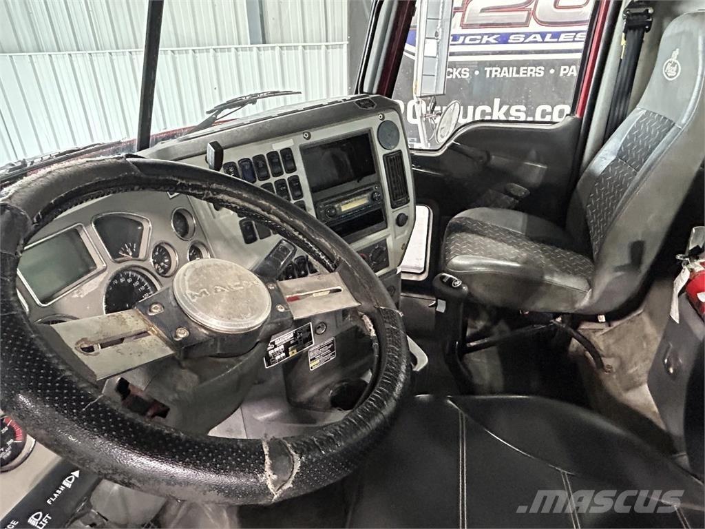 Mack GU713 Tegljači