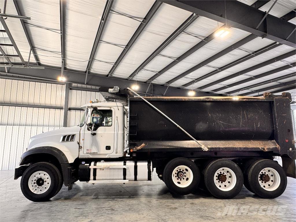 Mack GU713 Kiperi kamioni