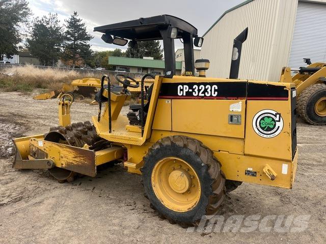 CAT CP-323C Valjci sa jednim bubnjem