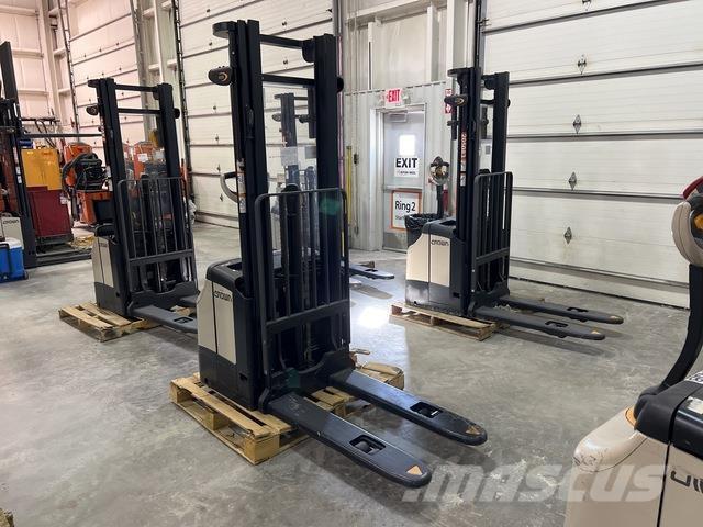 Crown ES 4000 Samopogonski ručni viljuškari