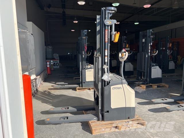 Crown ES 4000 Samopogonski ručni viljuškari