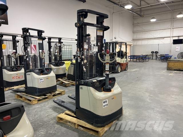 Crown ES 4000 Samopogonski ručni viljuškari