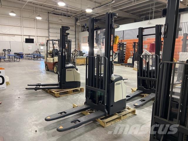 Crown ES 4000 Samopogonski ručni viljuškari