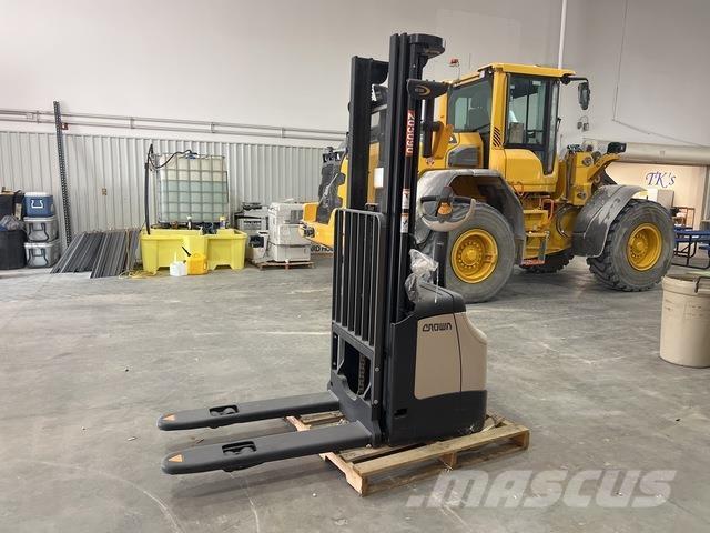 Crown ES 4000 Samopogonski ručni viljuškari