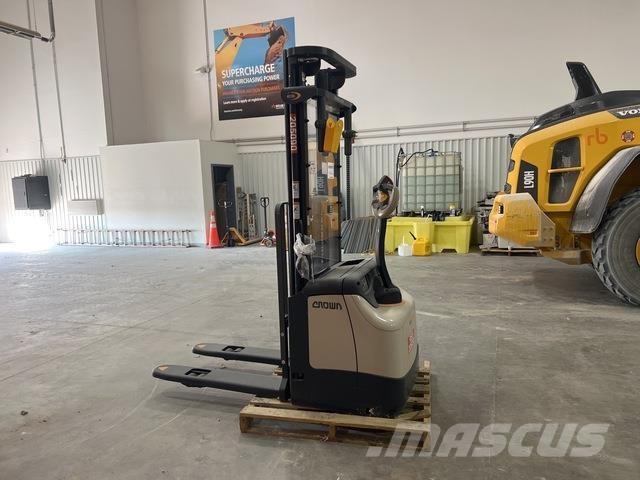 Crown ES 4000 Samopogonski ručni viljuškari