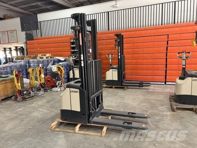 Crown ES 4000 Samopogonski ručni viljuškari