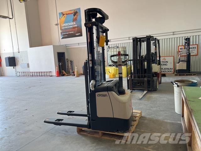 Crown ES 4000 Samopogonski ručni viljuškari