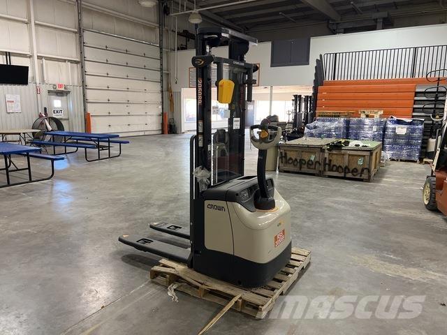 Crown ES 4000 Samopogonski ručni viljuškari