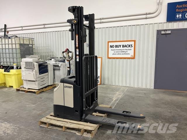 Crown ES 4000 Samopogonski ručni viljuškari