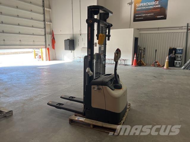 Crown ES 4000 Samopogonski ručni viljuškari