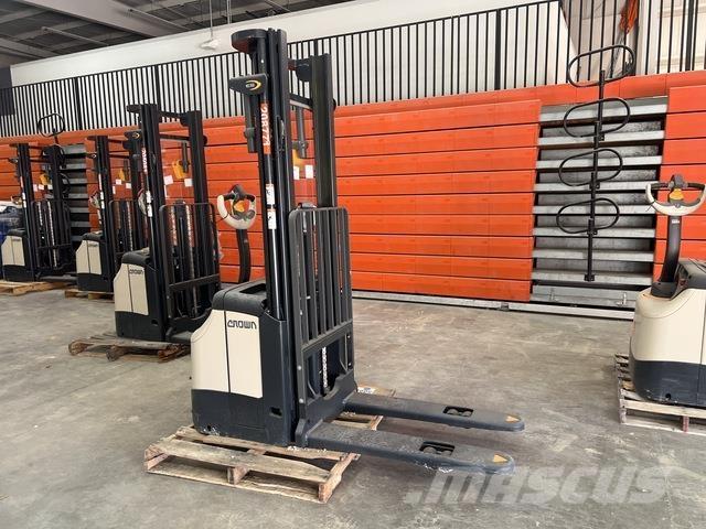 Crown ES 4000 Samopogonski ručni viljuškari