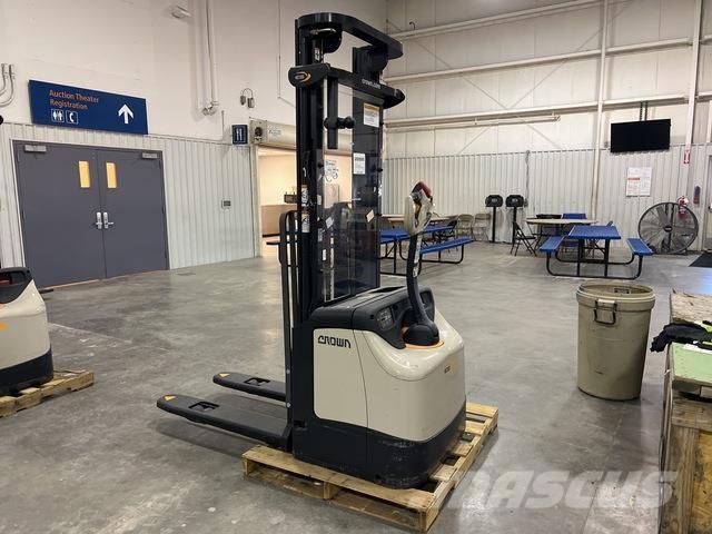 Crown ES 4000 Samopogonski ručni viljuškari