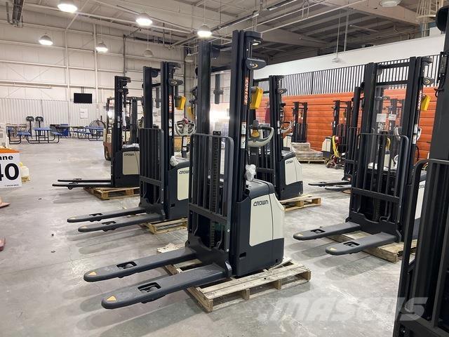 Crown ES 4000 Samopogonski ručni viljuškari