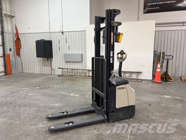 Crown ES 4000 Samopogonski ručni viljuškari