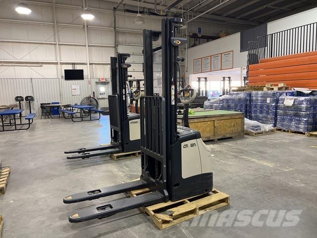 Crown ES 4000 Samopogonski ručni viljuškari