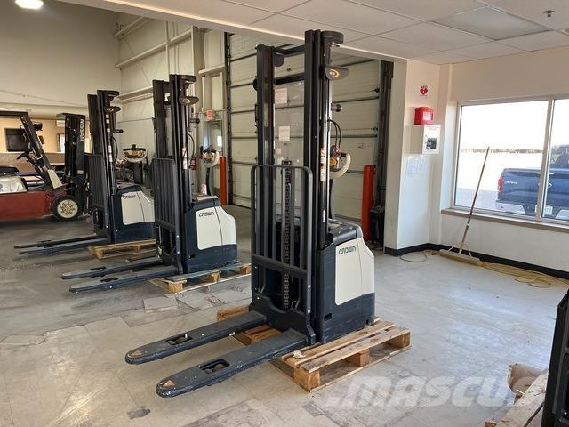 Crown ES 4000 Samopogonski ručni viljuškari