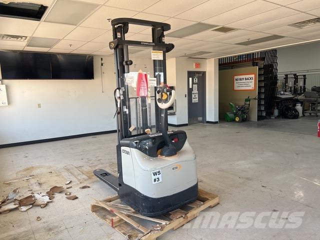 Crown ES 4000 Samopogonski ručni viljuškari