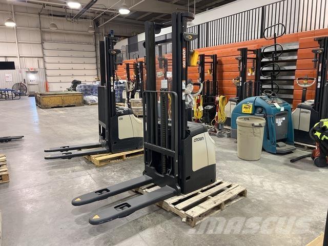 Crown ES 4000 Samopogonski ručni viljuškari