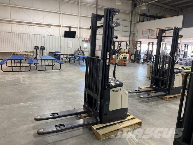 Crown ES 4000 Samopogonski ručni viljuškari