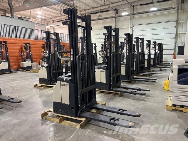 Crown ES 4000 Samopogonski ručni viljuškari