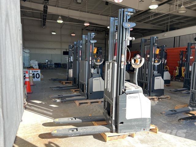 Crown ES 4000 Samopogonski ručni viljuškari