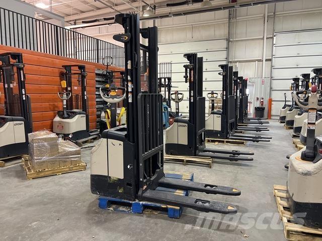 Crown ES 4000 Samopogonski ručni viljuškari