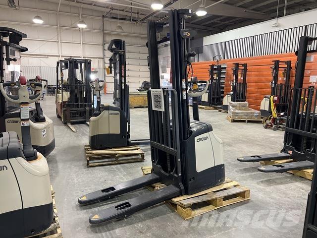 Crown ES 4000 Samopogonski ručni viljuškari