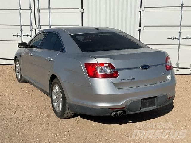 Ford Taurus SE Automobili