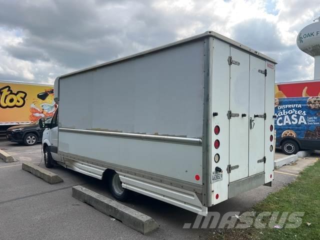 Freightliner  Dostavna vozila / kombiji