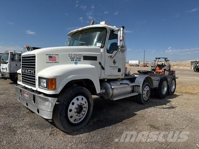 Mack CHN613 Tegljači