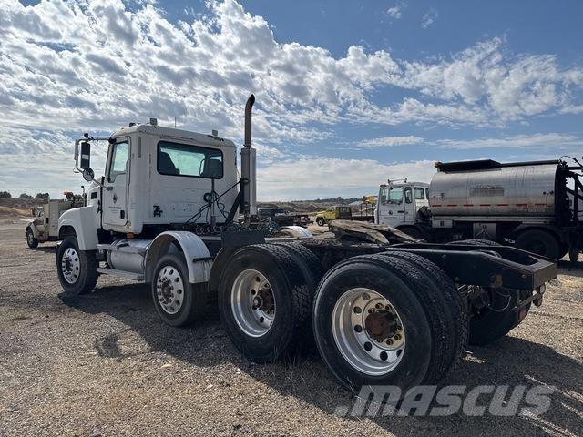 Mack CHN613 Tegljači